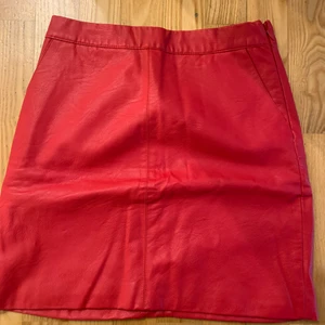 Röd skinnkjol - Kjol från topshop i storlek 34. Aldrig använd, köparen står för frakten! 