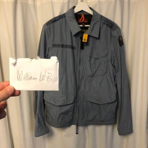 Parajumper Stl L - Parajumper ”Fly Weight”. Asfet jacka perfekt till sommaren☀️ Färg: turkos, Material: 100% polyester, Storlek: Large, Skick: 9/10 (avgör själv via bilderna). Men den är väldigt sparsamt använd🤜🏼 