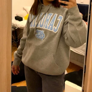 Carolina Hoodie - En najs o skön grå hoodie! Använder nt så säljer 💗 Köpare står för frakten, kan mötas upp i Sthlm också