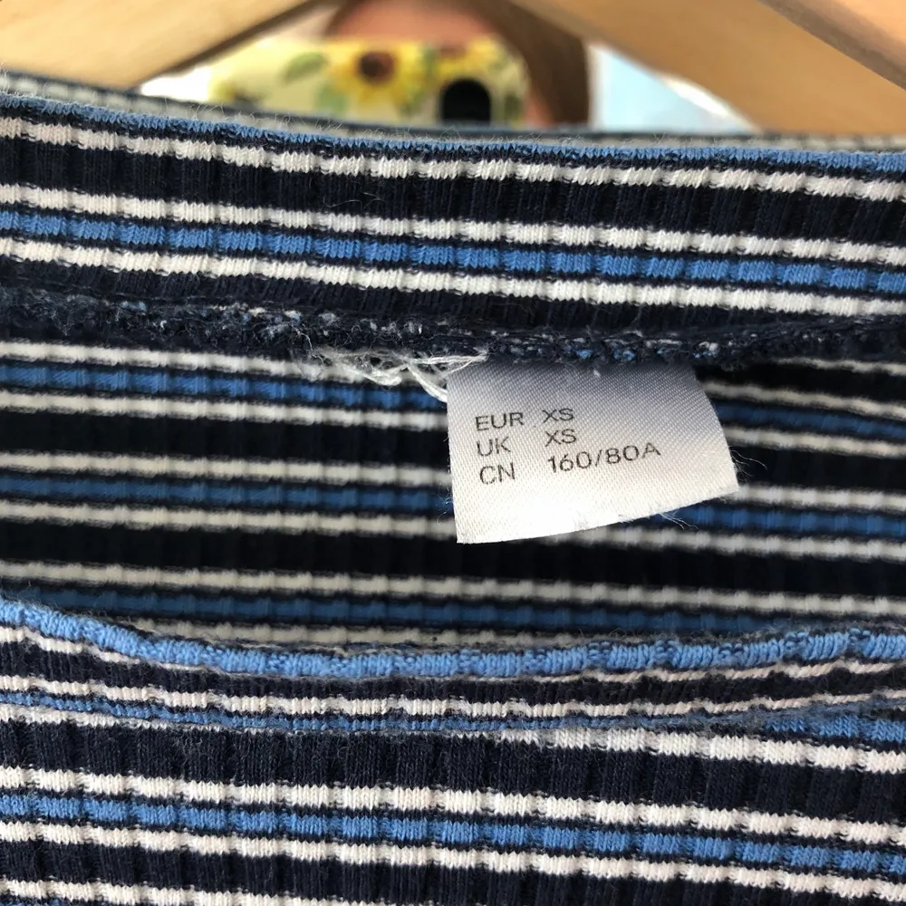 Tajt randig ribbad tröja från H&M, supersnygg till exempelvis ett par blå jeans. Knappt använd, mycket fint skick.. Toppar.