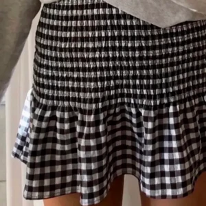 Kjol - INGEN BUDGIVNING- Jätte fin kjol som jag inte andvänt alls💕köparen står för frakt