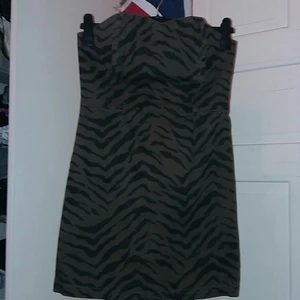 AMISU klänning  - Sommarklänning i storlek 40 Militär-grön med svarta zebra ränder. 