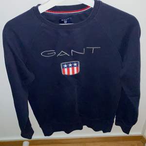 Skitsnygg mörkblå Gant tröja. Säljes då den blivit för liten. Mycket sparsamt använd. Inga hål, fläckar osv. Det är en storlek S.
