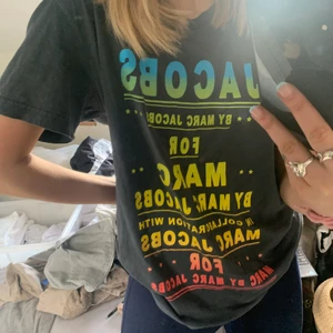 T shirt från Marc Jacobs strl s - Säljer denna t shirt från Marc Jacobs i strl s! Så snygg och passar till allt😇🙏😹