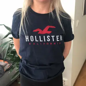 Jag säljer en marinblå Hollister t-shirt. Den är oanvänd. Hör av dig om du är intresserad 💙