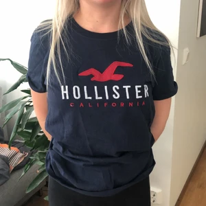 Hollister t-shirt - Jag säljer en marinblå Hollister t-shirt. Den är oanvänd. Hör av dig om du är intresserad 💙