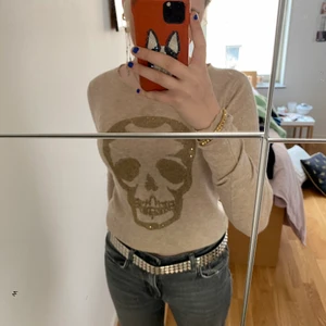 Zadig tröja - Säljer min cashmir Zadig tröja med en döskalle❤️ köpte för ca 2000 på zadigs butik i Stockholm. Säljer för 450💞