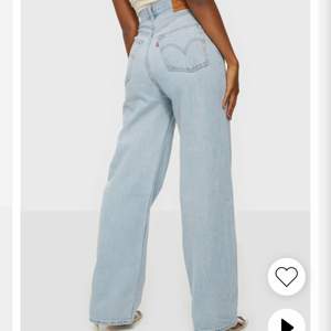Vida jeans från Levis, köpta ifrån carlings för 1249kr. Jeansen är köpta för ett halvår sedan och skicket är som nya. Dom passar super på mig som är en S/M och 173cm lång. Frakt: 65kr, kontakta mig för pris och frågor 💖