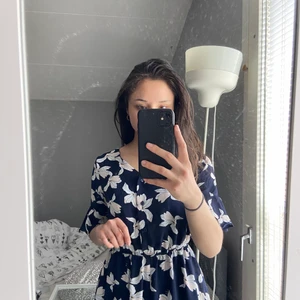 Jumpsuit - Jättebekväm blommig jumpsuit med knappar framtill. Använd fåtal gånger. Priset kan diskuteras 