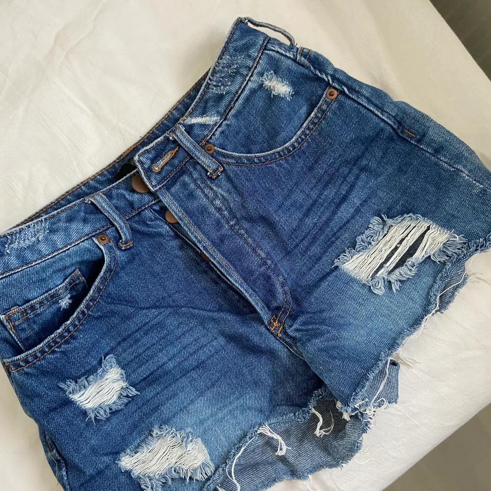 Snygga jeansshorts, tyvärr för små för mig. Priset kan diskuteras. . Shorts.