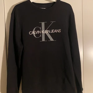 Calvin Klein Tröja - Fin calvin klein tröja i nyskick, inga märken eller tecken på användning, stl M pris kan diskuteras