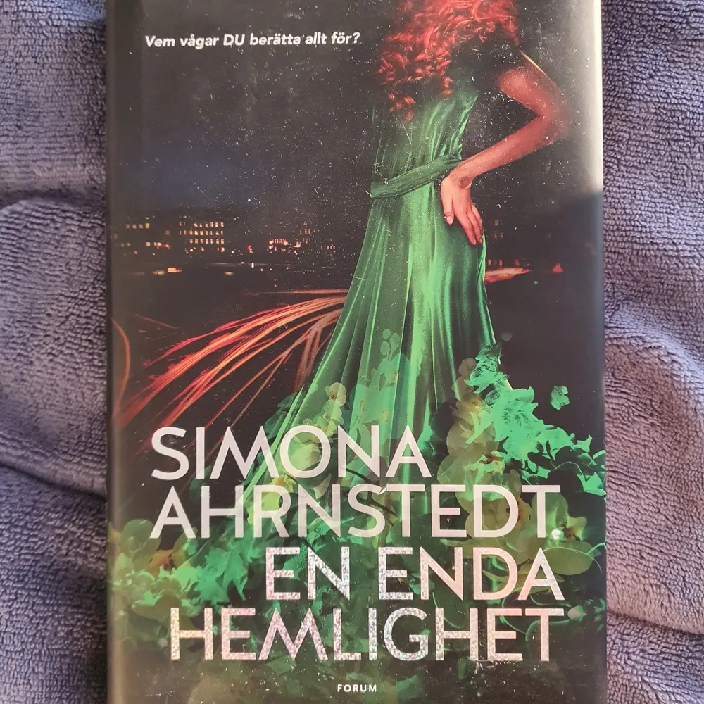 3 fantastiska böcker av Simona Ahrnstedt! De är oläst och i mycket gott skick. En pocket (20kr) och de andra två är inbundna (35kr/st). Säljer helst som paket. 😊Frågor eller mer bilder, kan ni skriva.. Böcker.
