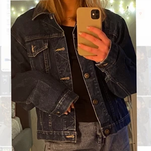 Snygg jeans jacka  - Snygg jeans jacka. Storlek S men kan andvändas mellan xs-M! I bra skick. Färgen är mörkblå och passar till det mesta. 100% bomull