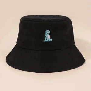 En- storlek - Jätte söt ”hink hatt” passar mig storleksmässigt men inte min still. Köpte till min man men var för liten för honom. Inte använd mer än då vi testade den, Bra material :D