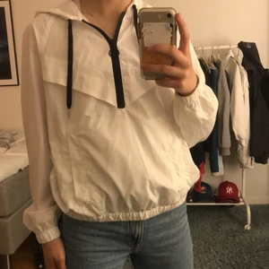 Hm överdrags hoodie/jacka XS - Säljer en slags hoodie/jacka som är i som ett regnkappa material! Fåtal gånger använd och super bra skick. Väldigt bra till sommaren om det är lite kyligt och man vill ha något över exempel ett linne! Även väldigt cool!😊😊
