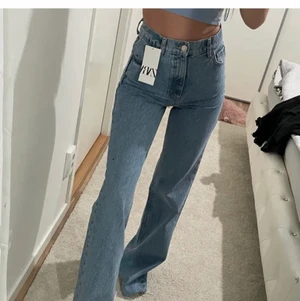 Blåa zara jeans  - Så fina zara jeans💕avklippta så passar 160-165 beroende på hur man vill att de ska sitta, lite långa för mig som är 160💕lånade bilder ❗️bud på 300kr❗️