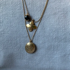 Guldhalsband från Pilgrim - Dubbla, tunna kedjor med berlocker. Jättefint! Lite längre modell. Från det danska smyckesmärket Pilgrim. Köparen står för frakten ✨