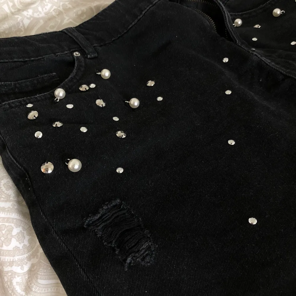 säljer denhär söta korta svarta jeanskjolen med fina pärlor, paljetter å revor 💓 tyvärr är lappen avklippt men skulle säga storlek L (40/42-ish) 💖 nyskick!!. Kjolar.