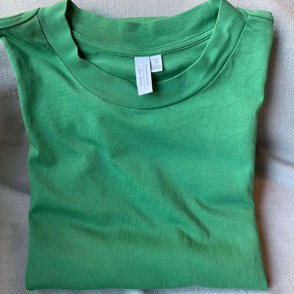 Från & other Stories. Jättefin grön färg! Knappt använd, bra skick. Kan användas både som T-shirt och som klänning, slutar lite under rumpan på mig som är 178 cm. Köparen står för frakten ✨. T-shirts.