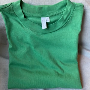 Grön tshirtklänning &Other Stories - Från & other Stories. Jättefin grön färg! Knappt använd, bra skick. Kan användas både som T-shirt och som klänning, slutar lite under rumpan på mig som är 178 cm. Köparen står för frakten ✨