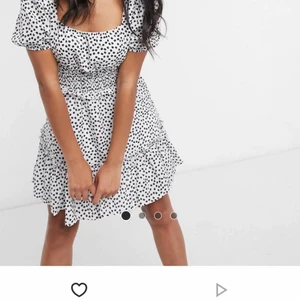 Sommar klänning - Säljer denna så fina klänningen från missguided. Den ä svartvit med småblommig på sig. Aldrig använd❤️ köparen står för frakt