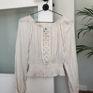 Off shoulder topp, H&M stl 36 - Fint skick. Off shoulder topp, vit. Storlek 36.