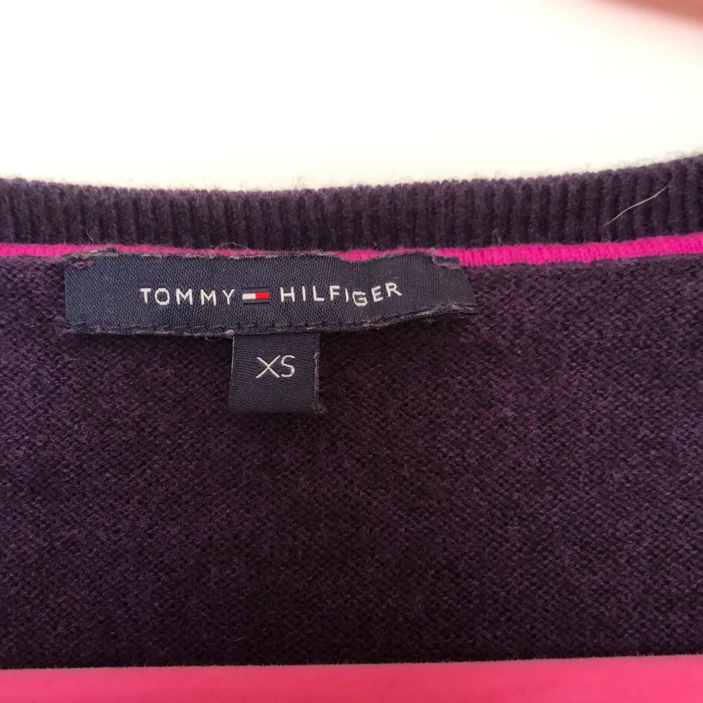 Tröja från Tommy Hilfiger i strl Xs. Tröjan är i färgen lila och är använd fåtal gånger endast. Möts upp i Göteborg eller fraktar. Köparen står för frakten.. Tröjor & Koftor.