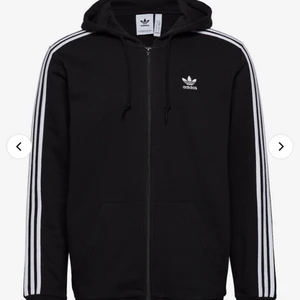 Adidas tröja - Adidas tröja i storlek S. Använd 2-3gånger. Skriv gärna vid intresse eller frågor.😊 Gratis frakt📦 Endast swish💸
