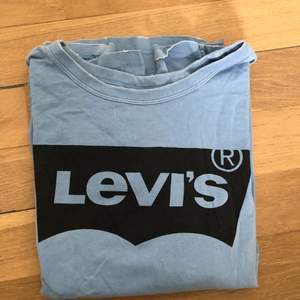 En blå jättefin tshirt från Levis, säljer pga kommer aldrig till användning. Köpt i newyork så vet inte riktigt nypris, den är i storlek L och är oversized :)