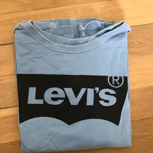 En blå jättefin tshirt från Levis, säljer pga kommer aldrig till användning. Köpt i newyork så vet inte riktigt nypris, den är i storlek L och är oversized :)