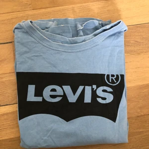 Oversized levis tröja - En blå jättefin tshirt från Levis, säljer pga kommer aldrig till användning. Köpt i newyork så vet inte riktigt nypris, den är i storlek L och är oversized :)