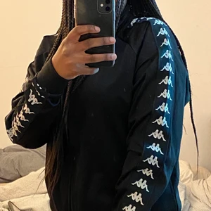 Kappa kofta - Svart kappa kofta i nyskick, snygg och trendig kappa kofta köpt från junkyard för några månader sen! Den är lite oversized men trots det är den sjukt cool 😎 säljer även en i röd 🍓