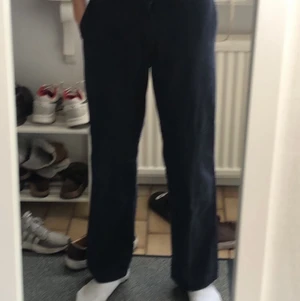 Dickies byxor navy blue - Byxorna är jätte sköna och dem går över skorna