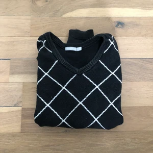 Rutig tröja - En snygg rutig stickad tröja/ collagetröja, den är i storlek S, felfri :) vet ej märke