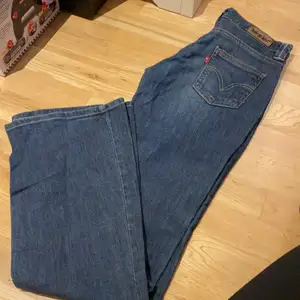 Levis bootcut jeans , stretch , st 26/32, använd skick , fina och hela . 