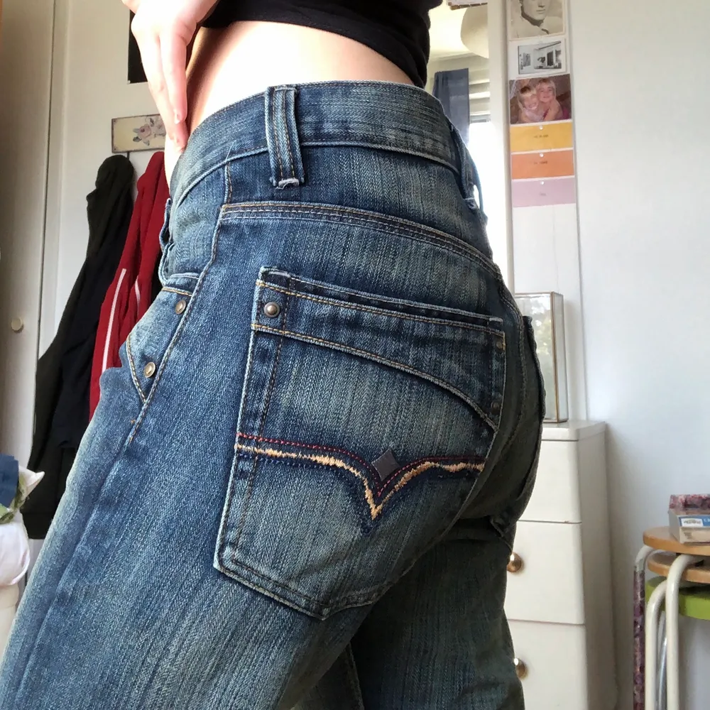 Väldigt coola och unika lågmidjade jeans! Storleken är uppskattad 💞. Jeans & Byxor.