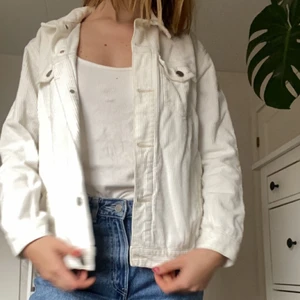 Manchester jacka, Dr denim, stl small - Vit/gräddvit jacka i Manchester. Knappt använd och i nytt skick! Nypris: 799:-