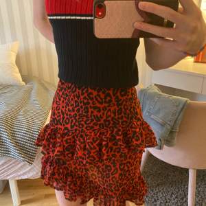 En röd kjol med svart leopard mönster för 79kr i storlek S och en frakt på 24kr ❤️ Säljer pågrund av att den är för stor för mig :) 