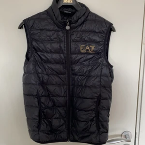Ea7 väst i stl. M - Säljer min ea7 väst i stl. M. Köpt på room 1006. Nypris 1800kr. Säljer för 800kr. Pris kan diskuteras vid snabb affär 