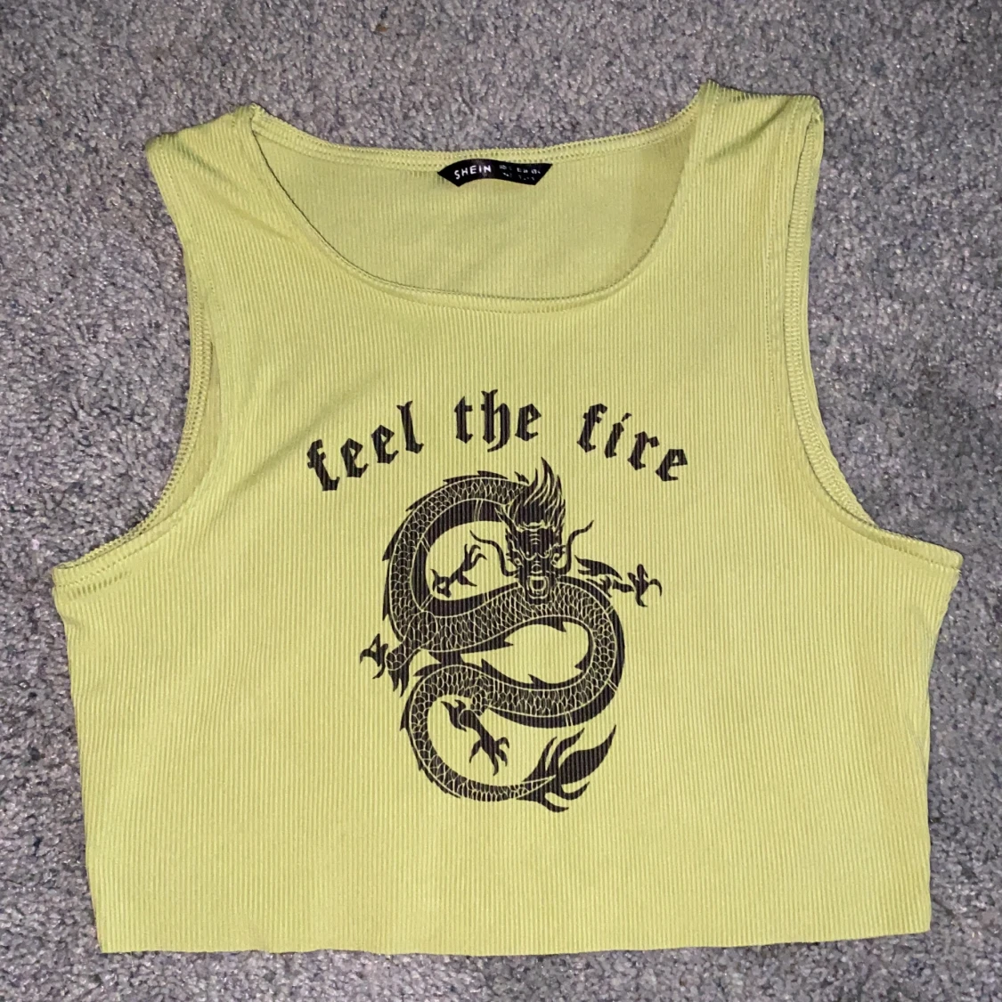 Croppat linne med häftigt tryck! - 90