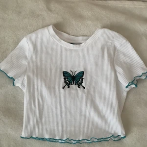 Topp - Söt croppad topp som aldrig är använd. Storlek s