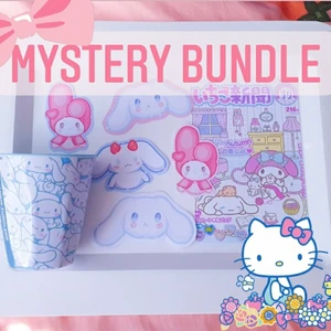Sanrio sticker mystery bundle! - ♡4-10 stora 6-0 små för 50kr fri frakt! 10 stickers totalt a alla paket!♡ Vilka man får och vilken storlek vet man inte 👀 Man får minst 4 stora (värda 40kr) men kan få upp till 10 stora (värda 100kr) oavsett hur många stora man får får man alltid 10 klistermärken (kompenserat med de små klistermärkena) . Man får även alltid pengarna värda♡ fri frakt och garanterat 10 stycken. Kommer packa ihop i förväg och ta en random när jag skickar iväg, jag kommer alltså inte heller att veta ♡ bild 2 är alla designer som finns och bild 3 är de små klistermärkerna i jämförelse till de stora♡