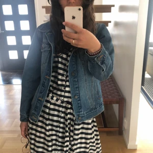 Levis jeansjacka - Jeansjacka perfekt till sommaren att slänga på över klänning! Passar på mig som är S men skulle även säga att den fungerar som XS🌞🧡