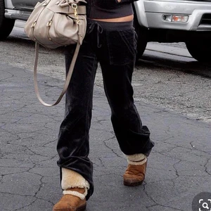 Juciy couture mjukis - OBS ERA BUD ÄR BINDNANDE!! Bud ej om du inte kan betala sen!! As fina äkta lågmidjade juciy couture mjukis i super bra skick , svarta långa och vida  , första bilden är lånad ❤️ storlek M men skulle säga att de sitter som en S , litet litet hål i bak inget som syns skriv för bild    , KOLLA MINA ANDRA ANONSER OCKSÅ😍 nypris var 1200kr buda från 500kr eller köp direkt för 550 iklv  frskt , GRATIS FRAKT