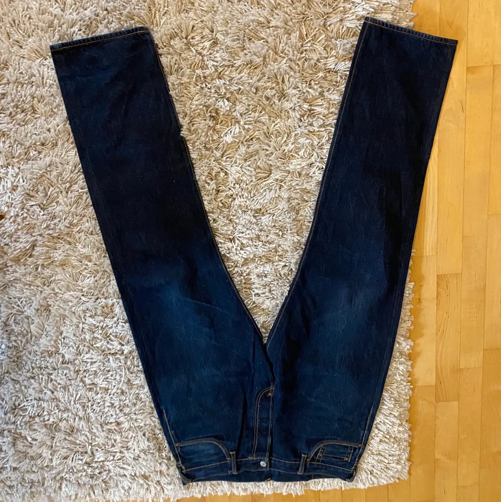 W36 L34ish, sitter baggy om du inte ä 36 i waist. Passar bra me bälte👌. Jeans & Byxor.