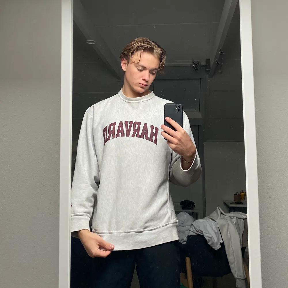 En snygg vintage Harvardsweatshirt i storlek Large. Den sitter bra på mig som är Large men skulle nog sitta mer oversized på någon i storlek medium. Den är köpt från instagram och har några år på nacken men ändå i bra skick!. Tröjor & Koftor.