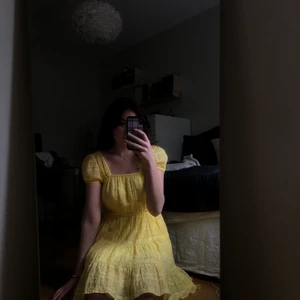 & Other Stories gul puff ärm klänning - Jätte söt sommar klänning med puff ärm och square neck!! Storlek XS men är anpassbar där bak till både S och en mindre M. Använd en gång, original pris 699kr, säljes för 250
