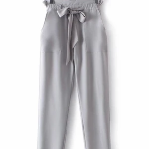 Ljusgråa kostymbyxor  - Jag säljer dessa ljusgråa kostymbyxor från Dennis maglic i storlek S. De är superfina men jag säljer de för att jag har växt ur de. 💕 Köpta för 499kr och jag säljer de för 80kr + frakt eller högre bud. 