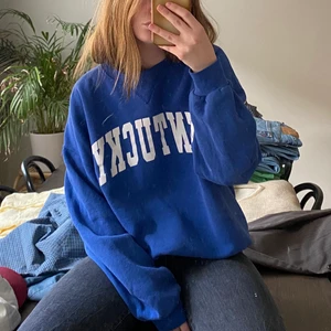 Vintage sweatshirt  - Det tar emot att sälja denna pärlan, den är så fin och skön!!! Men kommer inte till användning så ofta, köpt vintage men jättefint skick! Russell athletic, strl XL men sitter bra oversized på mig som är strl S, köparen står för frakt! KÖP DIREKT FÖR 400kr! UPPDATERING, BLEV KÖPT FÖR ”KÖP DIREKT PRISET” 