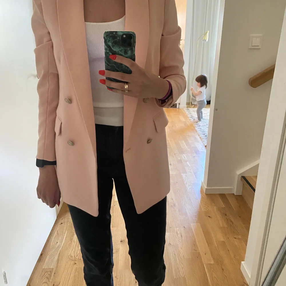 Jättefin kavaj i Peach/ljusrosa färg. Använd 2 gånger. Jättefint skick. Från H&M. Puvut & Bleiserit.